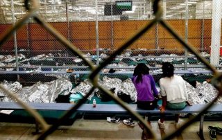 bad conditions inside a cramped US illegal immigrant detentioncenter